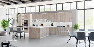 Los reposteros estan hechos en madera clara y la iluminación le. Fotos De Cocinas Alvic Center