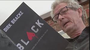 Momenteel is hij voltijds schrijver. Jkllr7c8hxp3om