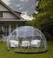 Das Garden Igloo Four Seasons Ist Ein Geodatischer Wintergarten Den Man Im Handumdrehen Aufgebaut Hat Toll Als Ge Aussenwohnbereiche Wintergarten Garten Iglu