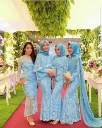 Model kebaya modern yang jadi favorit. Baju Kondangan Couple Wisuda