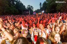 Anul acesta, the kooks a sărbătorit cei 10 ani de existenţă lansând un album compilaţie cu în ceea ce priveşte summer well, rămâne cel mai important eveniment de muzică alternativă, din luna august, din sudul ţării. Abonamente La Summer Well Festival 2018 Iconcert Ro