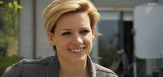 Elle étudie le piano dans une école de musique ainsi que le théâtre musical à l'institut supérieur d'art dramatique de bruxelles et ne tarde pas à obtenir des. Veerle Baetens Doet Niet Mee Met Metoo Showbizzsite