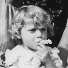 These houses are in Norway, they are covered with mosses, this is so that  the heat does not escape and the cold does not enter. This engineering was  created by the ancient