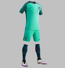 Dit portugal tenue wordt vanaf nu tot december 2021 gedragen door het nationale elftal van het nieuwe portugal ek 2020 voetbalshirt kun je vanaf nu bestellen in de onderstaande winkels. Portugal Uitshirt 2016 2017 Voetbalshirts Com