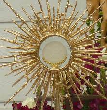 Für die monstranz kann jede konsekrierte hostie verwendet werden, doch werden meist besonders große oder mit einem geprägten bild verzierte zelebrationshostien in die monstranz eingesetzt. Die Monstranz Ratselfrage 1 Heiliger Geist St Michael Regensburg