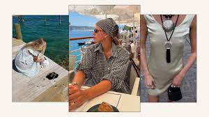 Martina Oliveira nua deitada na cama