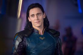 Просмотр и возможность скачать постеры на киномании. Tom Hiddlston Zamechen Na Pervyh Foto So Semok Seriala Loki