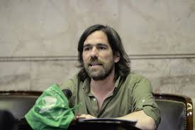 Nicolás del Caño: una guitarra olvidada, su gusto "ricotero" y siempre  listo para el ajedrez - Unidiversidad