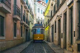 Zelf ben ik opgestapt aan martim moniz en uitgestapt boven op de heuvel in de alfama wijk. Tram 28 Lissabon Portugal Vakantie Info