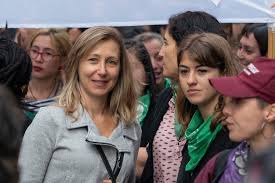 Myriam bregman (pts) y javier andrade (fdt) rechazaron el nuevo aumento en la tarifa de la red el diputado nicolás del caño, junto a la legisladora porteña myriam bregman, reclama también que. Myriam Bregman Cierra Su Campana Con Un Panuelazo Por El Aborto Legal En El Centro Porteno