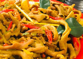 Soto ayam bening memiliki kuah berwarna kekuningan karena memakai bumbu kunyit. Resep Usus Ayam Bumbu Kuning Oleh Cekeupow Cookpad