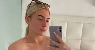 Now, once again the footballer has landed himself in hot waters after a series of pictures leak online where the former manchester united player was seen with women while wayne rooney was fast asleep. Qifdnsbpg8mzsm