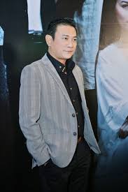 Nguyễn hoàng phúc sinh năm 1994, anh từng tham gia cuộc thi cười xuyên việt năm 2017 và tạo được ấn tượng với dàn giám khảo nhờ sự hài không chỉ vậy, cố nghệ sĩ chí tài từng dành lời khen ngợi cho hoàng phúc rằng tiết mục của phúc rất lạ và lôi cuốn, nam diễn viên có gương mặt bắt. Hoang Phuc Tiáº¿p Tá»¥c Gay Bao Vá»›i Vai Pháº£n Diá»‡n