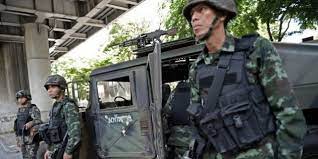 D'où une éventuelle loi martiale, pour les protéger. Video Crise En Thailande L Armee Decrete La Loi Martiale Des Soldats Deployes Dans Bangkok Le Huffpost