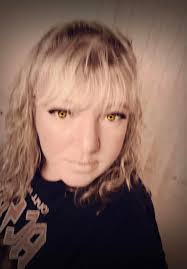 Deleting social media to build a farm