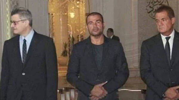 صورة عمرو دياب في عزاء والد دينا الشربيني تثير ضجة.. ماذا حدث؟