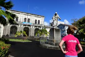 Como martinica es un departamento de francia, es decir, formalmente hace parte del país europeo, esto quiere decir que hay un nivel de vida más alto en comparación a las otras islas del caribe, la isla es lo suficientemente poblada como para sentirse en la francia continental, con supermercados carrefour, concesionarios renault y citroën. Que Ver En Martinica La Isla De Las Flores Civitatis Magazine
