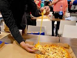 Handgemaakte verse pizza's unieke kortingen zelf pizza samenstellen bezorgen en afhalen. Domino S Pizza With The New Domino S Cheese Tarik Crust Hiphippopo Com