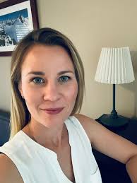 Sennu Keith opettaa lapsiaan kesäasunnolla, Päivi Watsonin tytär piiloutuu  sotilailta takapenkillä