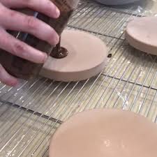 Formation De Patisserie Paris Lesdessertsdejulien Et Meilleurduchef Technique De Glacage Chocolat Pour La Realisation D Une Caramel Tartelette Charger Pad
