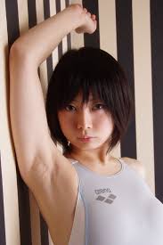 腕を持ち上げてがっつり脇を見せてくれる女の子のエロ画像！