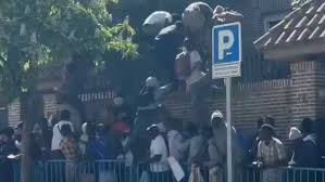 Decenas de inmigrantes asaltan la Embajada de Gambia en Madrid en pleno  proceso de regularización
