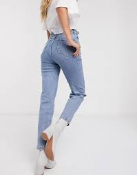 Le mannequin mesure 177 cm et porte du 27. Stradivarius Jean Mom Stretch Coupe Slim En Coton Biologique Bleu Delave Asos