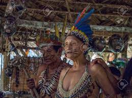 イキトス、ペルー - 12月 14, 2017: 彼の地元の衣装でボラ族からのインディアンの写真素材・画像素材 Image 104797636