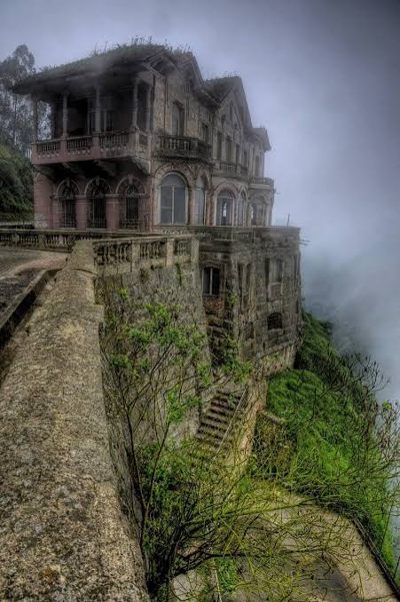 Estructura de arquitectura francesa del icónico Castillo del Salto del Tequendama sobre el borde del precipicio