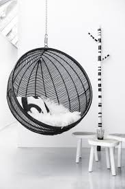 Haengesessel Draussen Drinnen Kugel Rattan Schwarz Metall Kette Aufhaengung Weiss Kissen Flur Stuhl Schaukel Tumblr Zimmer Gestalten Tumblr Zimmer Einrichtung