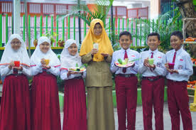Makanan jajanan sekolah karena komik merupakan media cetak yang menarik dan mudah dipahami. Isu Kantin Sehat Mau Sehat Yuk Pilih Makanan Dengan Cermat Sd Islam Surya Buana