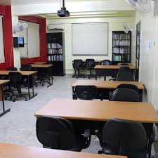 القاعة الدراسة الفارغة نذير شؤم وقد تاتي بالمصائب