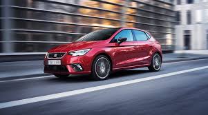 El Nuevo Seat Ibiza En Color Rojo Deseo Manejado Con Velocidad Hatchback Cars Hatchback Car Car
