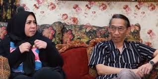 Dalam unggahannya itu, sang komendian hanya memasang banner warna hitam sebagai ungkapan duka cita. Innalillahi Wainna Ilaihi Rajiun Melly Goeslaw Berduka Merdeka Com