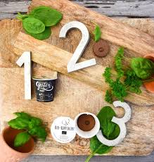 Auch für kinder eine schöne und was zuviel an pflänzchen ist, das wird direkt weiterverschenkt. So Pflanzt Ihr Euren Eigenen Kleinen Bio Garten Auf Dem Balkon Sommerzeit Ist Balkonzeit Mrs Greenery