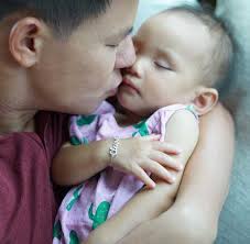 Penampilan claire yang begitu lucu dan menggemaskan kalau senyum mirip dedynya banget ya mom, kayak foto copy anak kesayangan dady memang mom. Anak Shandy Aulia Dan Suaminya Nyata
