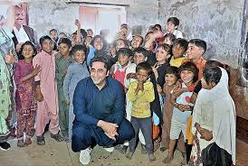 Chairman Pakistan People's Party and Foreign Minister Bilawal Bhutto  Zardari in a group photo with students