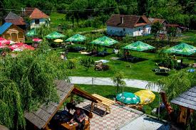 Rezervația naturală pădurea crăiasa având suprafața de 44 ha și care se află la o altitudine medie de 485 m. Cazare La Complex Turistic Lacul SÄrat Din Ocna Èugatag Descoperimromania Ro