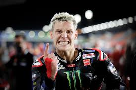 11 hours ago · yamaha's fabio quartararo stormed to victory at the british grand prix at silverstone on sunday to claim his fifth win of the season and extend his lead at the top of the motogp world championship. Quartararo Holt Sich Den Sieg Im Wusten Thriller Des Dohagp Motogp