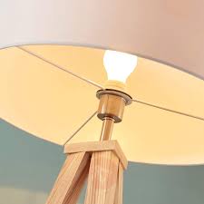 Dreibeinige Holz Stehlampe Mya Mit Weissem Schirm Kaufen