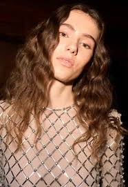 Out now @marieclaire.de Locken über Nacht: So gelingt das Styling ganz ohne  Hitze! Eines ist klar: Locken sind nie out of style. Sie sind immer ein  Blickfang, passen zu jedem Look und