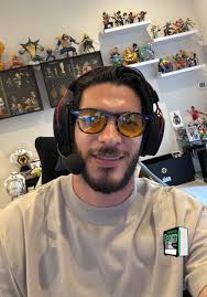 Raúl Giménez también compra en aliexpress por eso es mejor Santi Jiménez XD  ya fuera de pdo tiene buena colección el raúl no sabía que también  coleccionaba figuras