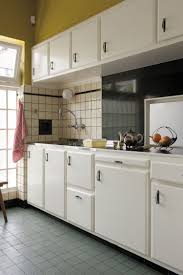 jv n 47 les armoires d esprit cubex ont ete simplement repeintes quant aux carrelages et a la credence d origine retro keukens keuken idee keuken interieur