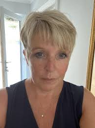 what's interesting about her hair or her bob?