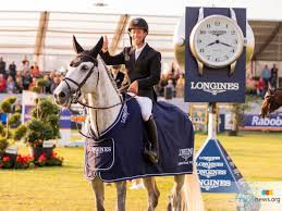 Door het mondkapje heen zoent ­maikel van der vleuten tijdens de prijsuitreiking in het equestrian park de bronzen medaille. Maikel Van Der Vleuten Wins Csi4 Grand Prix Of Hubside Equnews International