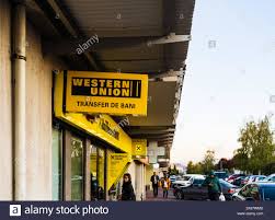 Western union reserves the right to offer promotions l discounts that cannot be combined with my wu ® fee 2 western union also makes money from currency exchange. Wechselstube Der Western Union Bank In Hongkong China Hong Kong Stockfotografie Alamy