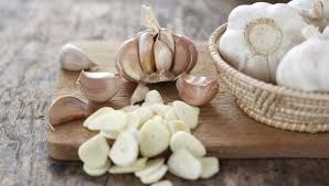 Bawang putih memang memiliki khasiat yang ampuh untuk atasi pilek dan gejala flu lainya. Bawang Putih Dapat Menurunkan Tekanan Darah Tinggi Benarkah