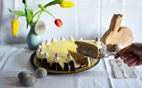 Aus leckerem streuselteig und saftigen äpfeln ist dieser köstliche kuchen schnell und einfach zubereitet. Rezept Eierlikortorte Fur Ostern Reiseblog Aus Brandenburg Herz An Hirn