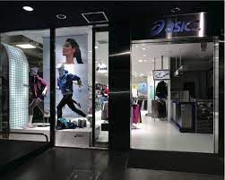 路面店のスポーツショップです 店舗デザイン スポーツショップ ショップファサード ウィンドウディスプレイ storedesign interiordesign retaildesign スポーツ 店 店舗デザイン ショップデザイン