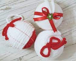 Palline di natale shabby chic fatte in casa per un albero davvero unico. Palline Di Natale Di Polistirolo Con La Lana